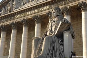 Les colonnes du peristyle du Palais Bourbon, Statue d'Aguesseau